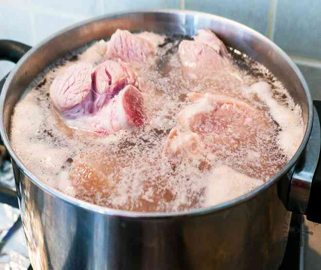 Ai cũng ăn thịt lợn nhưng luôn làm thịt bẩn hơn khi rửa;  cho bột này vào thịt lợn, giò lợn rửa sạch không chần qua nước - 1