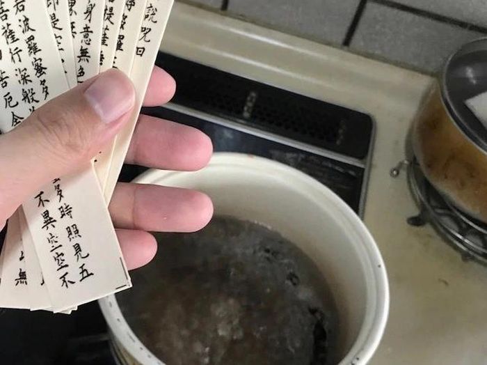 Nhà hàng Nhật Bản bán mì với kinh Phật thiêng liêng - 2