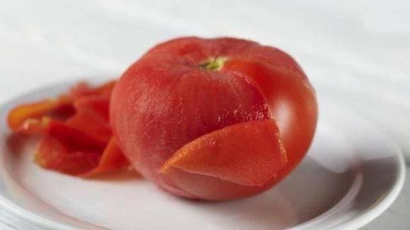 Không dùng nước sôi để gọt vỏ cà chua, dạy bạn một phương pháp đơn giản, gọt trong 10 giây-1