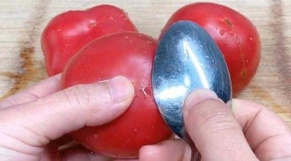 Không dùng nước sôi để gọt cà chua, dạy bạn một phương pháp đơn giản, gọt trong 10 giây-3