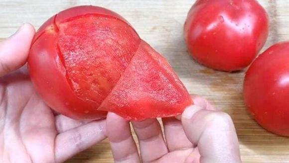 Không dùng nước sôi để gọt cà chua, dạy bạn một phương pháp đơn giản, gọt trong 10 giây-4