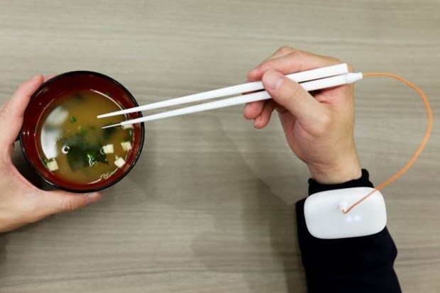 Công ty Nhật Bản chuẩn bị ra mắt thìa và bát giúp thức ăn ngon hơn