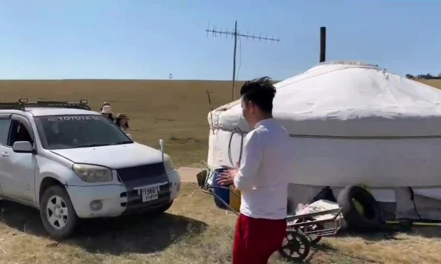 Đoan Trường thăm lều của người Mông Cổ