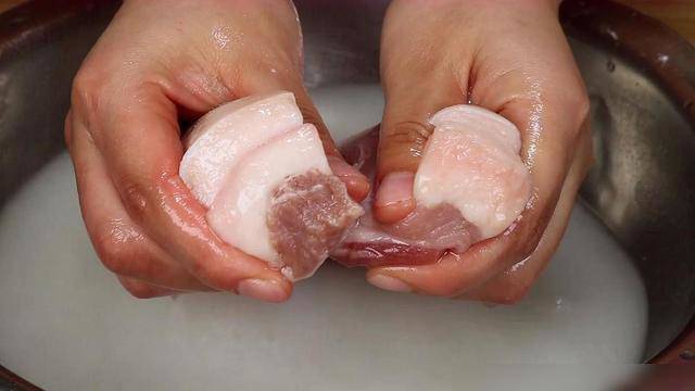 Rửa thịt bằng nước càng bẩn, ngâm thịt vào thứ này 10 phút cho sạch - Ảnh 2.