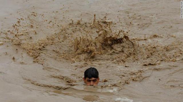 Đáng sợ như lũ lụt ở Pakistan: Từ đồng bằng đến hồ nội địa rộng 100 km - Ảnh 3.