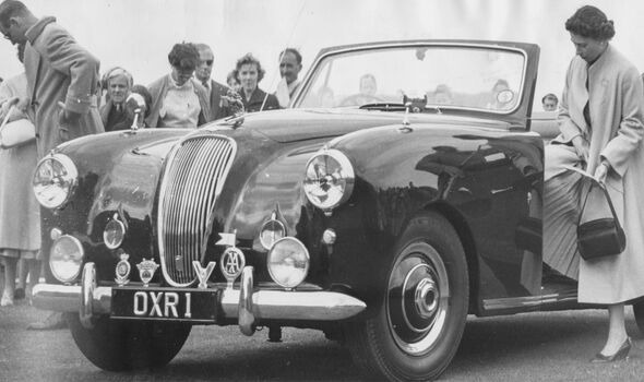 Bộ sưu tập xe hơi của Nữ hoàng Elizabeth II: 30 chiếc hầu hết đều có xuất xứ từ Anh, bà tự tay lái nhiều chiếc - Ảnh 4.