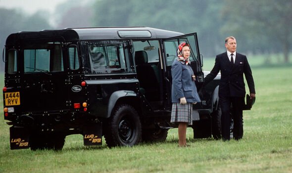 Bộ sưu tập xe hơi của Nữ hoàng Elizabeth II: 30 chiếc hầu hết đều có xuất xứ từ Anh, bà tự tay lái nhiều chiếc - Ảnh 1.